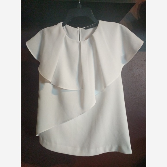 Zara Tops - EUC Zara Ruffle Sleeveless Top